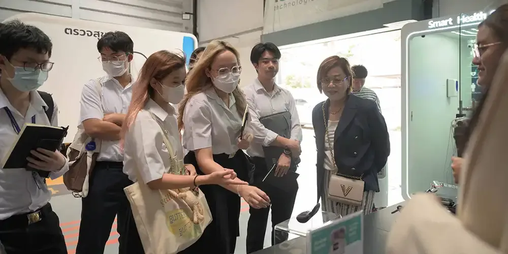 MUIC Dean Visits Touch Idea Hub