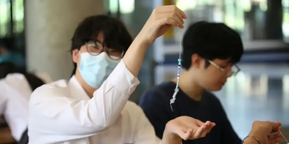 Volunteer Club Holds Beads Workshop for Fundraising