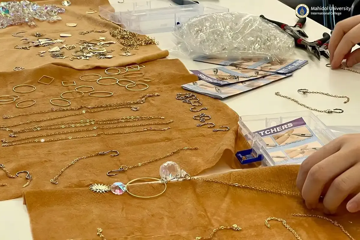 Volunteer Club Organizes Fund-raising Activity