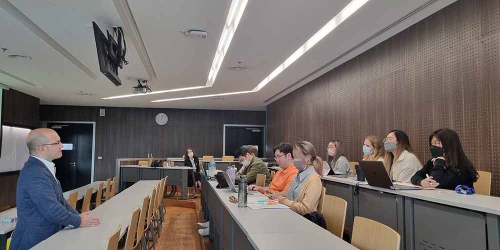 Suntory Senior Executive Guest Speaker in MUIC’s MBA Class