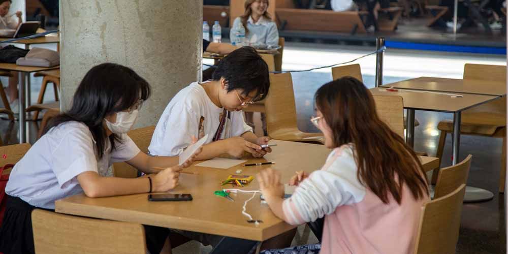Volunteer Club Attracts Over 100 Students in DIY Keychain Workshop
