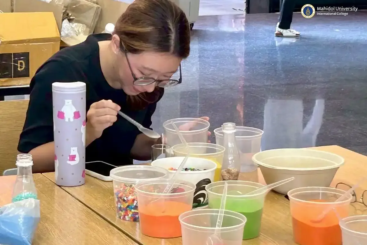 Volunteer Club Organizes Candle Workshop