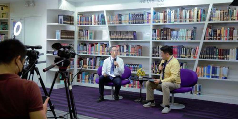 Students Talk to MUIC Dean and Executives in Online Forum