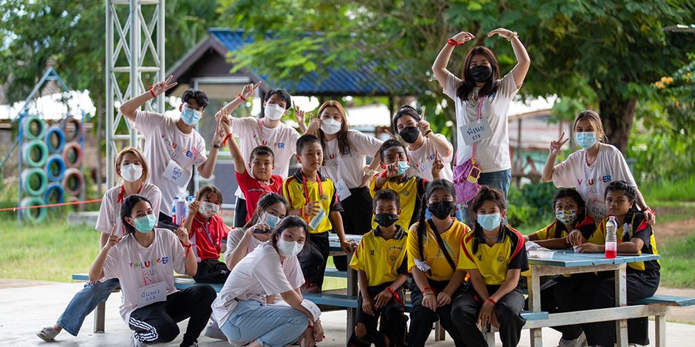 Volunteers Join "Chill-day Children"