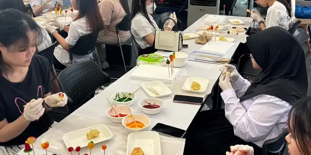 Rakkaew Club Introduces Students to Art of Making Thai Sweets