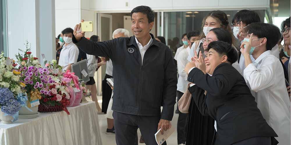 Bangkok Governor Lists Qualities You Need to Become a Global Citizen